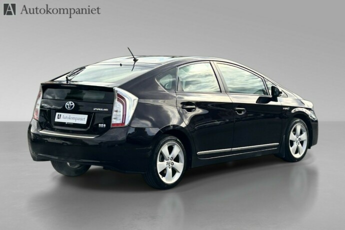 toyota-prius-bensin-2012-big-6