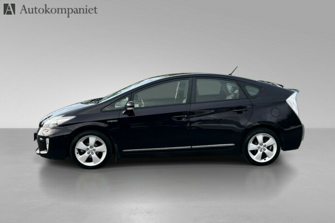 toyota-prius-bensin-2012-big-5
