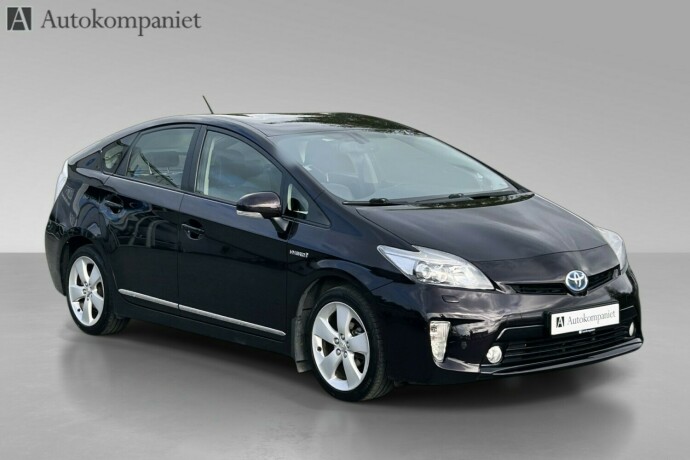 toyota-prius-bensin-2012-big-3