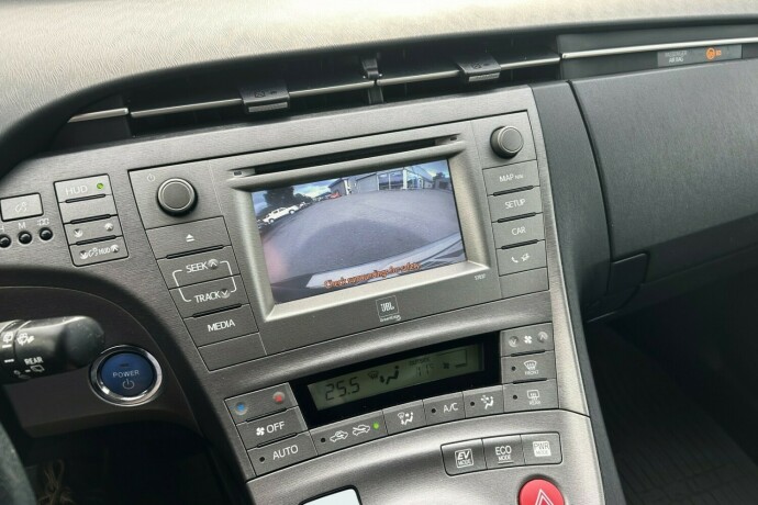 toyota-prius-bensin-2012-big-13
