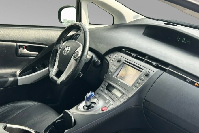 toyota-prius-bensin-2012-big-10
