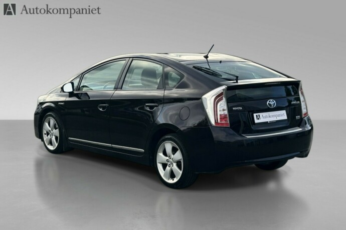 toyota-prius-bensin-2012-big-4