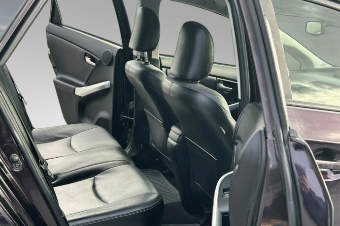 toyota-prius-bensin-2012-big-15