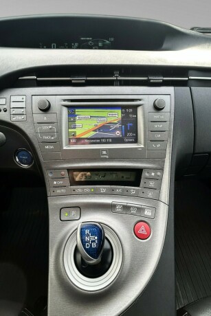 toyota-prius-bensin-2012-big-12