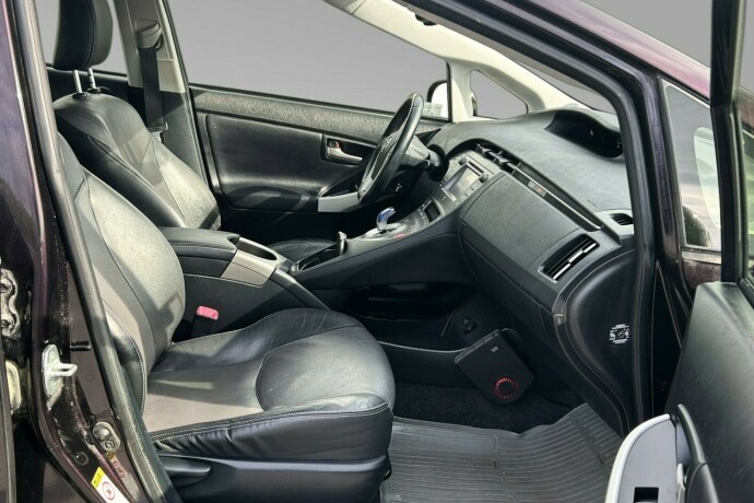 toyota-prius-bensin-2012-big-11