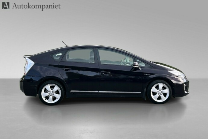 toyota-prius-bensin-2012-big-1