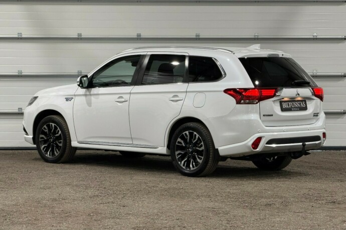 mitsubishi-outlander-elektrisitetbensin-2018-big-3