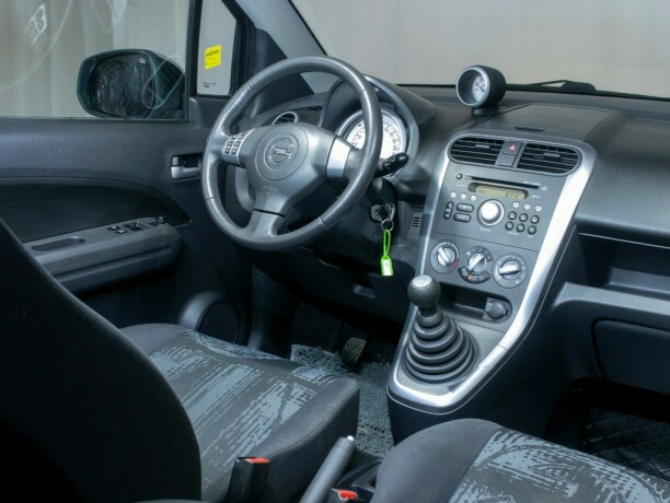 opel-agila-bensin-2013-big-16