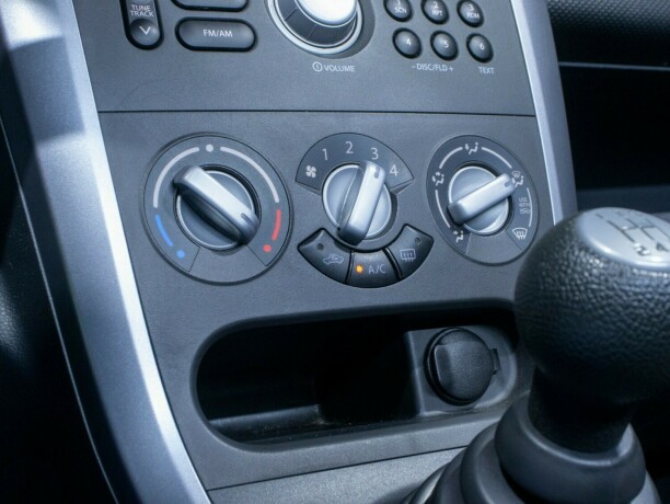 opel-agila-bensin-2013-big-30