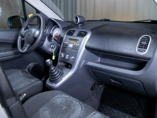opel-agila-bensin-2013-big-40
