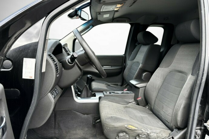 nissan-navara-diesel-2011-big-12