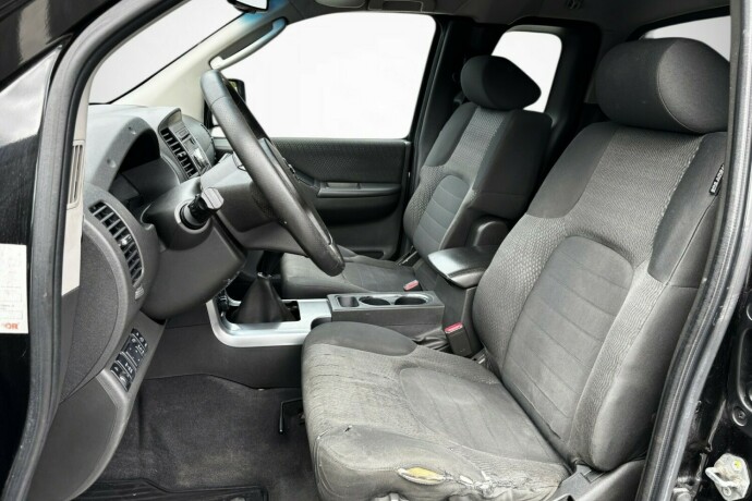 nissan-navara-diesel-2011-big-13