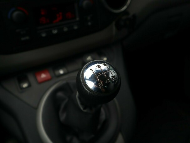 peugeot-partner-diesel-2012-big-13