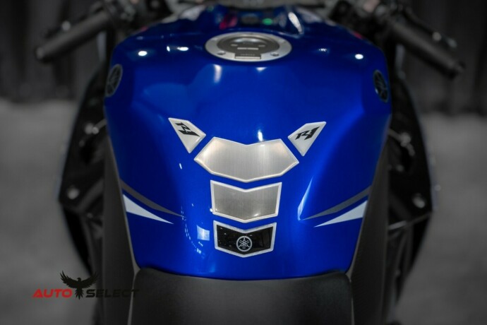 yamaha-yzf-r1-bensin-2012-big-14