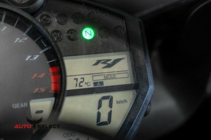 yamaha-yzf-r1-bensin-2012-big-18