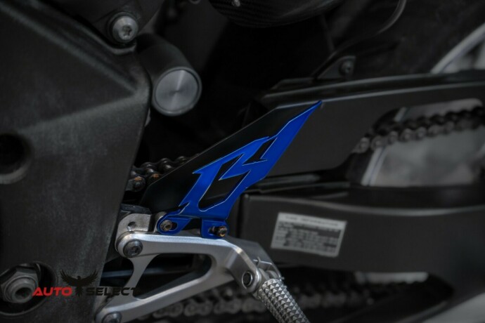 yamaha-yzf-r1-bensin-2012-big-9