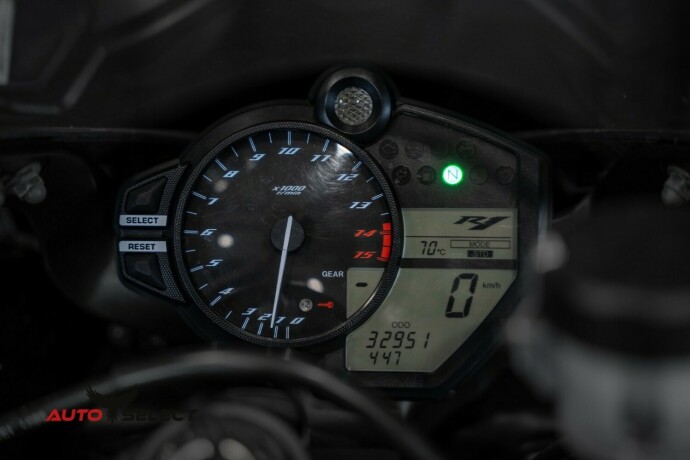 yamaha-yzf-r1-bensin-2012-big-17