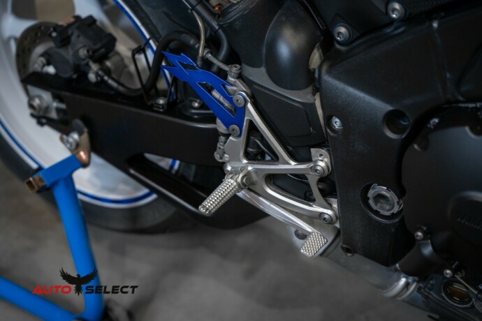 yamaha-yzf-r1-bensin-2012-big-4