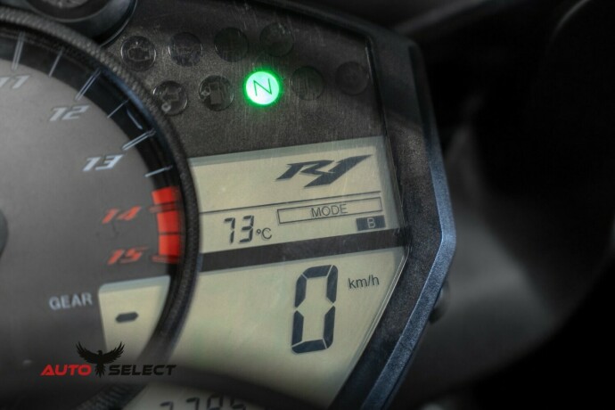 yamaha-yzf-r1-bensin-2012-big-19