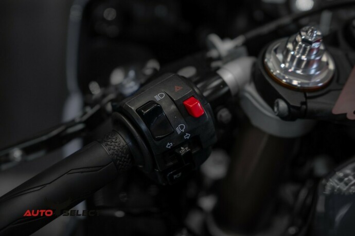 yamaha-yzf-r1-bensin-2012-big-16