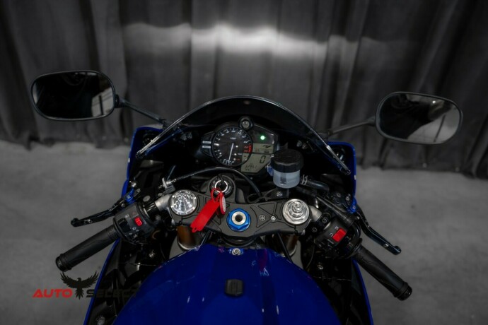 yamaha-yzf-r1-bensin-2012-big-15