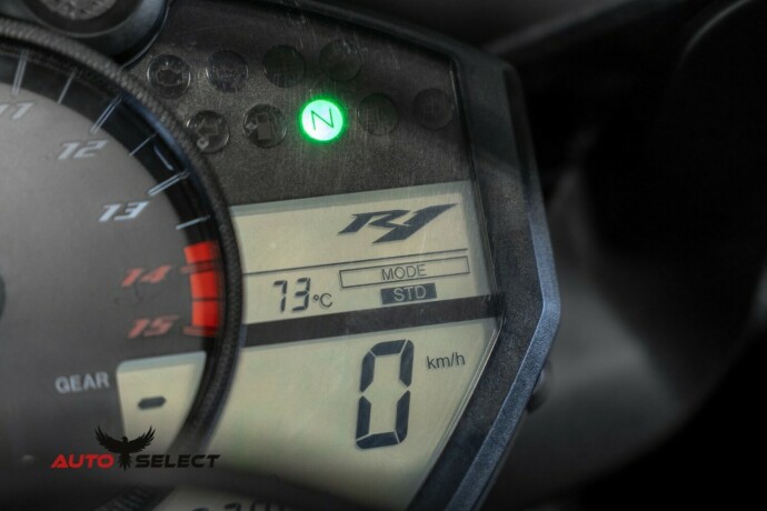 yamaha-yzf-r1-bensin-2012-big-20