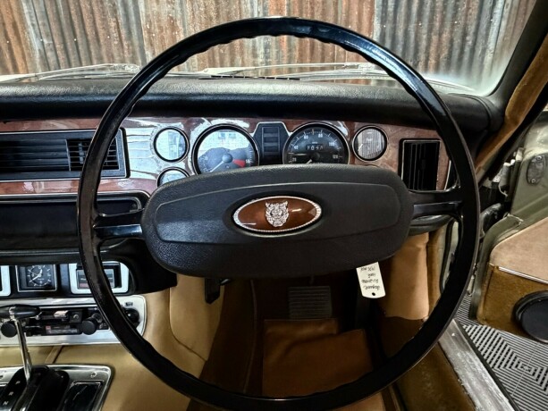 jaguar-xj-bensin-1975-big-28