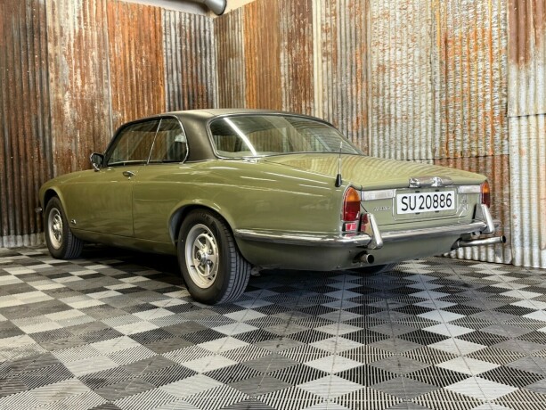 jaguar-xj-bensin-1975-big-11