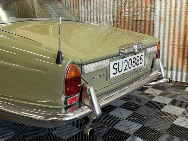 jaguar-xj-bensin-1975-big-20
