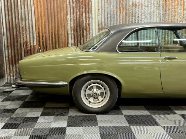 jaguar-xj-bensin-1975-big-4