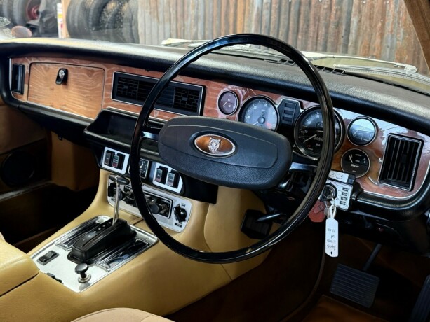 jaguar-xj-bensin-1975-big-27