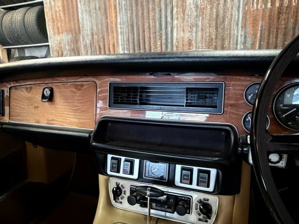 jaguar-xj-bensin-1975-big-32