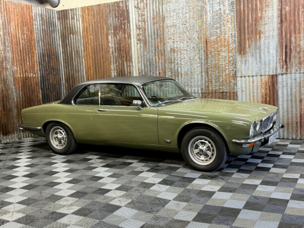 jaguar-xj-bensin-1975-big-2