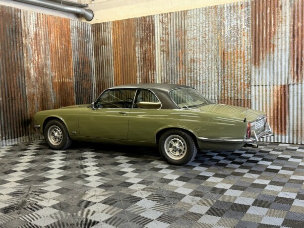 jaguar-xj-bensin-1975-big-13