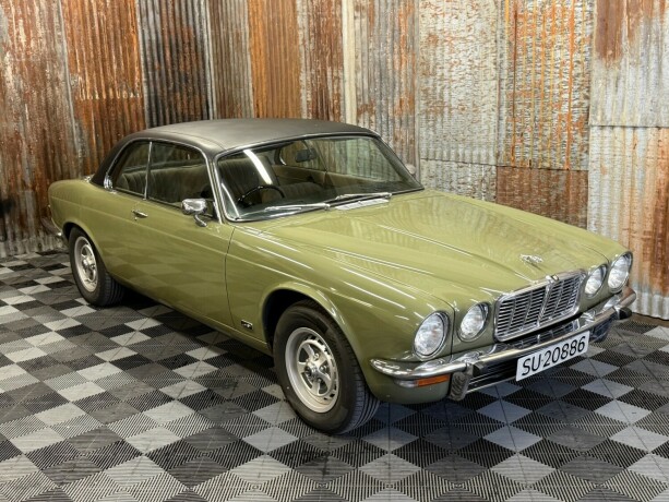 jaguar-xj-bensin-1975-big-1