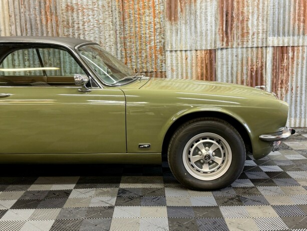jaguar-xj-bensin-1975-big-3