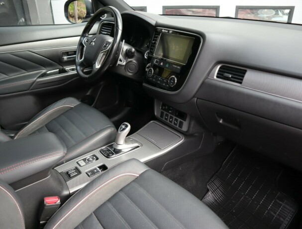 mitsubishi-outlander-elektrisitetbensin-2018-big-12