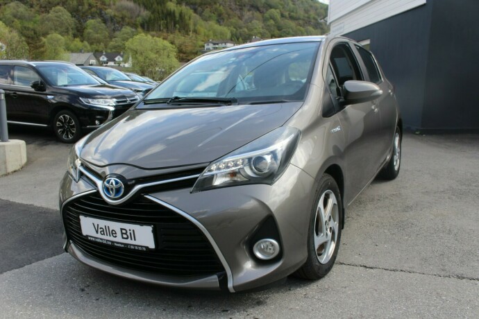 toyota-yaris-elektrisitetbensin-2017-big-1