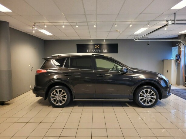 toyota-rav4-elektrisitetbensin-2016-big-3