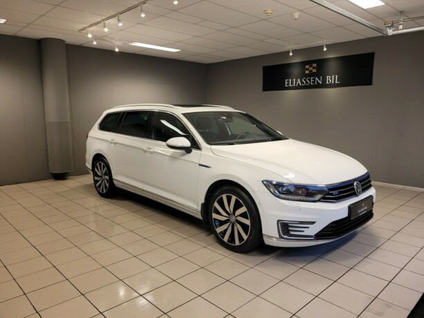 volkswagen-passat-plug-in-petrol-2017-big-0