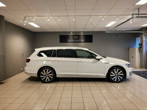 volkswagen-passat-plug-in-petrol-2017-big-3