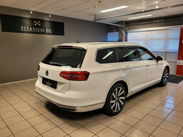 volkswagen-passat-plug-in-petrol-2017-big-4