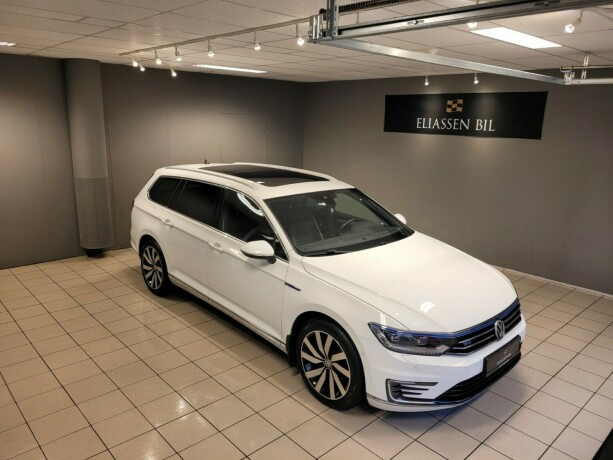 volkswagen-passat-plug-in-petrol-2017-big-1