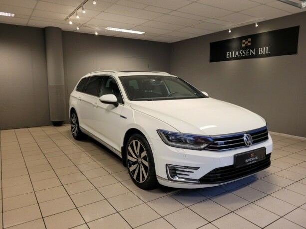 volkswagen-passat-plug-in-petrol-2017-big-10