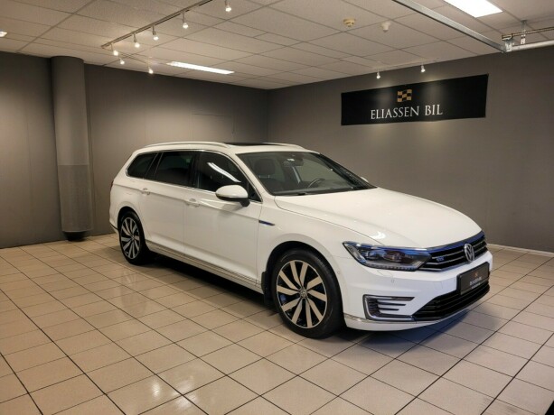 volkswagen-passat-plug-in-petrol-2017-big-11