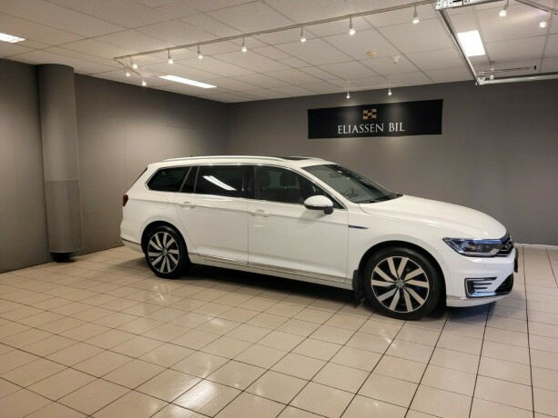volkswagen-passat-plug-in-petrol-2017-big-2