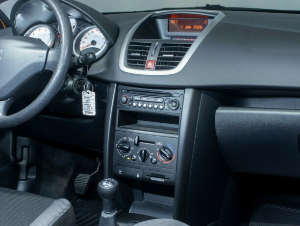 peugeot-207-bensin-2006-big-16