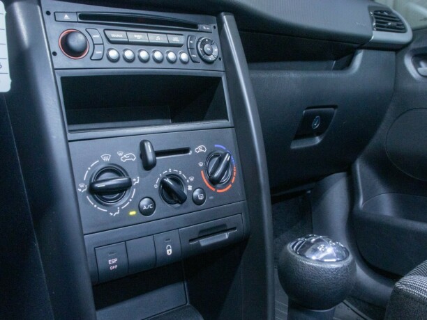 peugeot-207-bensin-2006-big-30