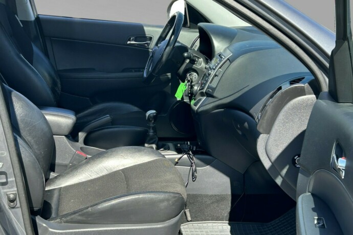 hyundai-i30-diesel-2010-big-11