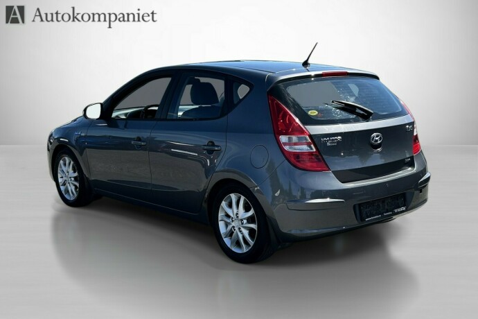 hyundai-i30-diesel-2010-big-8